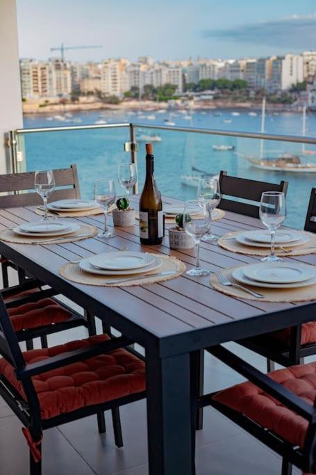 Seafront Two Bedroom Apartment San Ġiljan Kültér fotó