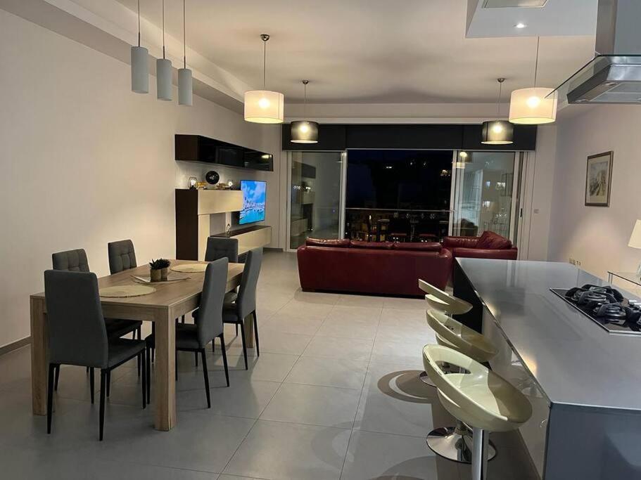 Seafront Two Bedroom Apartment San Ġiljan Kültér fotó