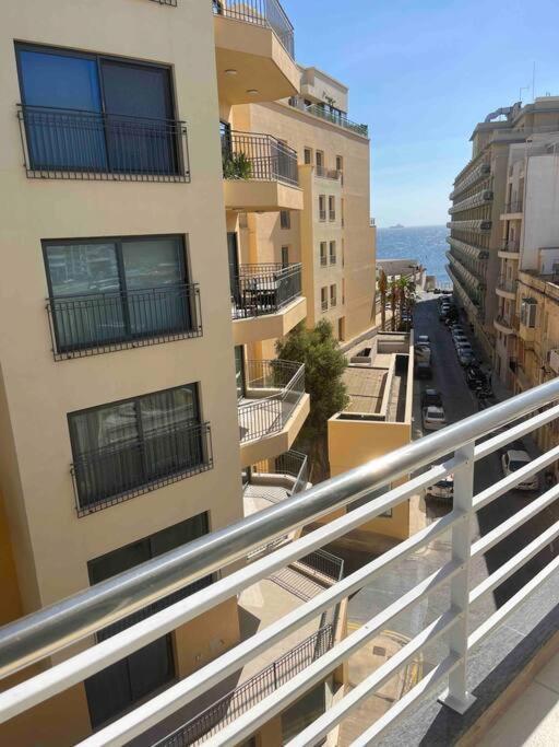 Seafront Two Bedroom Apartment San Ġiljan Kültér fotó