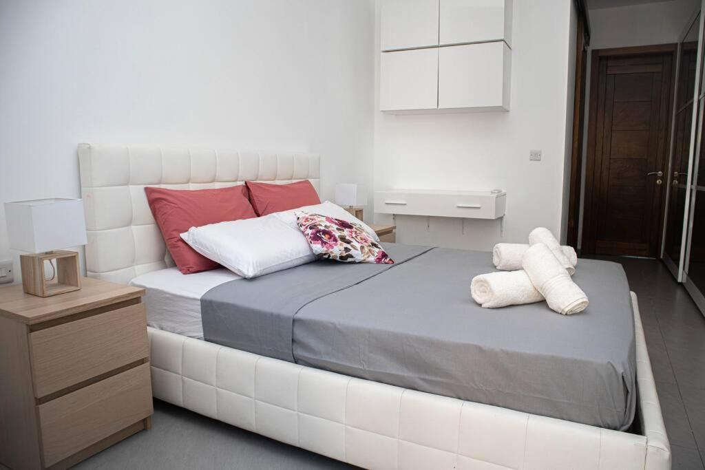 Seafront Two Bedroom Apartment San Ġiljan Kültér fotó